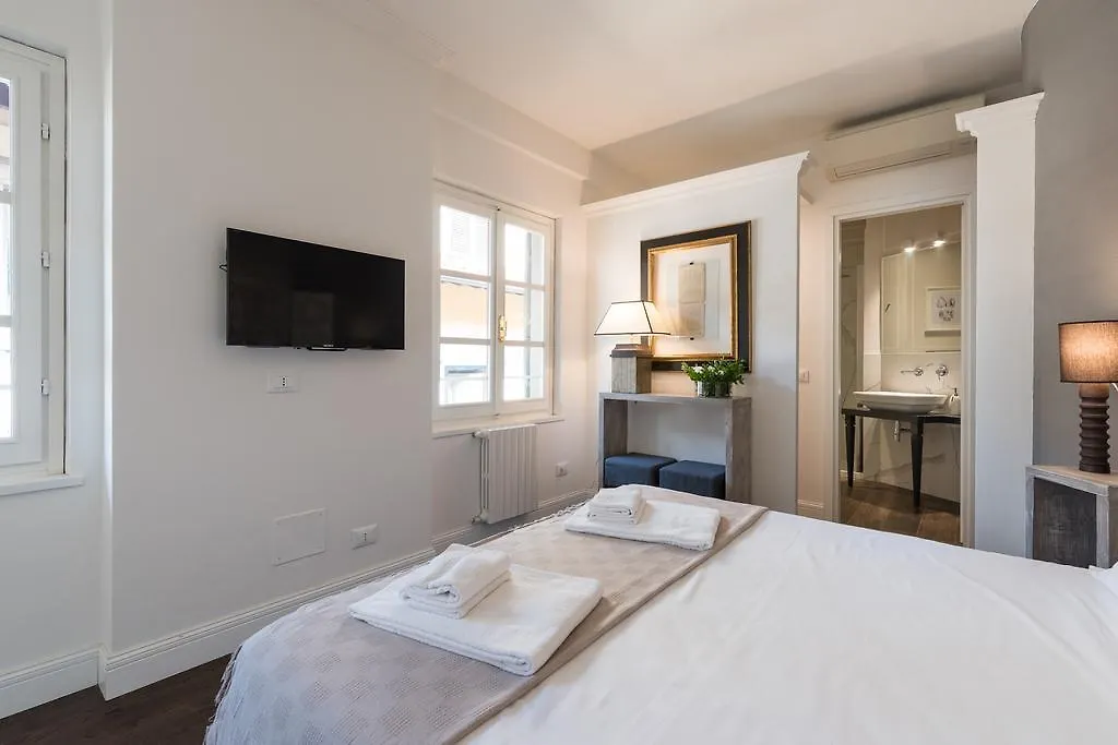 Novella Goldoni Suite-By Florence Concierge شقة