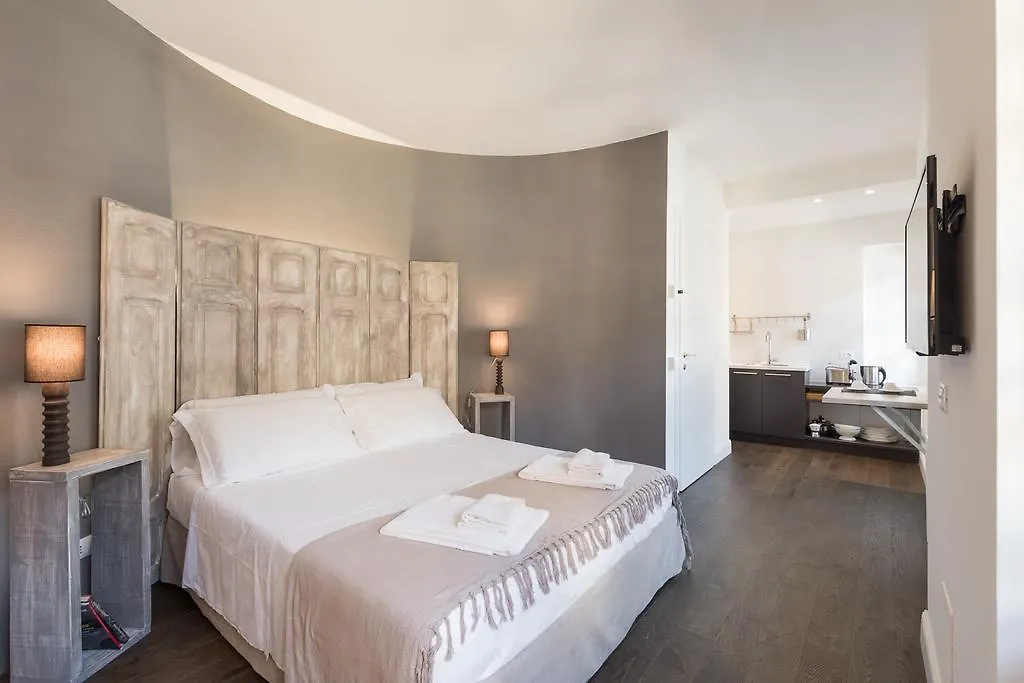 Novella Goldoni Suite-By Florence Concierge Apartment